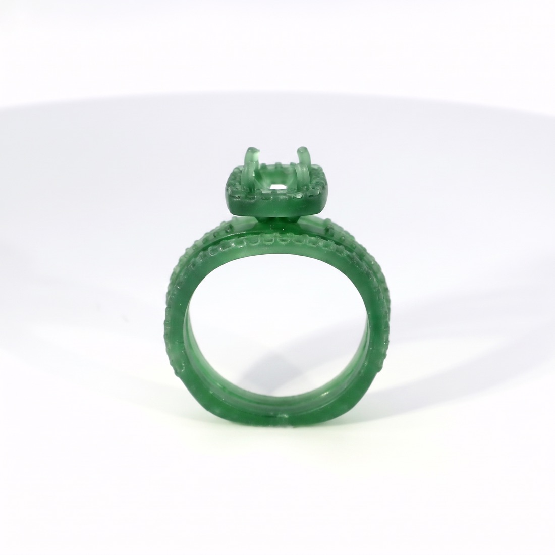 El mismo anillo como muestra en cera verde, antes de fundirse