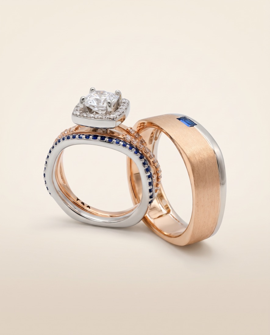 Anillo de compromiso con halo y zafiros junto a un aro de oro rosado satinado con zafiro baguette