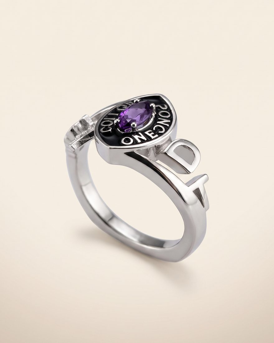 Sortija de graduación en oro blanco con escudo negro y piedra violeta